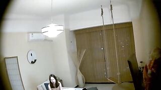 日式秋千房偷拍休息日白领美女和领导开房过夜