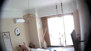 日式秋千房偷拍休息日白领美女和领导开房过夜