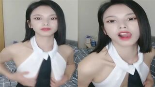 短发俏丽苗窕御姐淫声荡语撩骚互动假屌玩弄骚逼自慰
