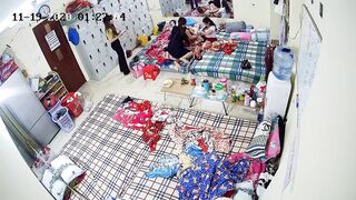 高端沐足店监控颜值身材极品的技师睡前换衣嬉闹十分养眼