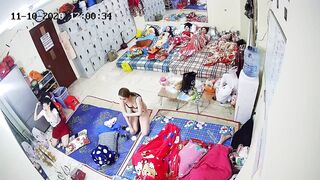 高端沐足店监控颜值身材极品的技师睡前换衣嬉闹十分养眼