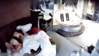 豪华套房丰满闷骚眼镜妹与小青年啪啪啪