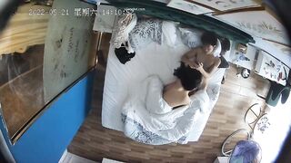 最新泄密小情侣旅游住宿边玩手机边啪啪摄像头高清记录_