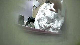 饭店偷拍妹子坚守最后防线还是不给进