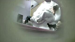 饭店偷拍妹子坚守最后防线还是不给进
