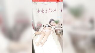 少妇SAP养生会馆老师傅强上美女客人明明受不了了还装矜持_