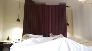 挑了一个大奶美女在酒店开房享受爱爱大餐长得漂亮又懂得情趣的真难得