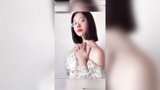 推特COSER女神露奶自慰流出看着就很欠操的样子