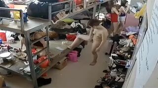 摄像头偷拍KTV小姐宿舍火辣妹子洗完澡后裸露擦护肤露