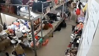摄像头偷拍KTV小姐宿舍火辣妹子洗完澡后裸露擦护肤露