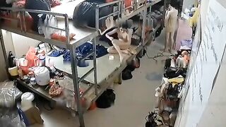 摄像头偷拍KTV小姐宿舍火辣妹子洗完澡后裸露擦护肤露