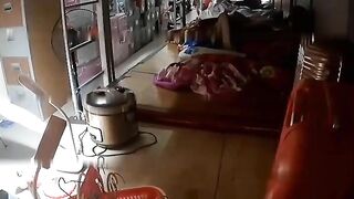 摄像头偷拍KTV小姐宿舍火辣妹子洗完澡后裸露擦护肤露
