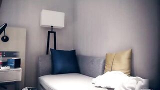 高颜值性感外围美女操玩一次不舍得让她走又加了一个钟_
