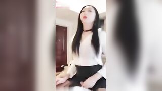 粉丝福利可上可下的极品伪娘穿着黑丝调教男奴穿情趣装手交足交