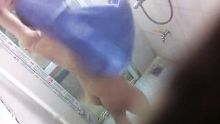 房东浴室窗外偷窥几个合租房打工妹洗澡_