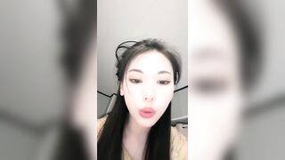 小野师妹清晰度很高很养眼的美女道具自慰喷水