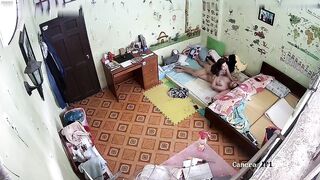 居家摄像头偷录风韵少妇大白天的和老公啪啪啪