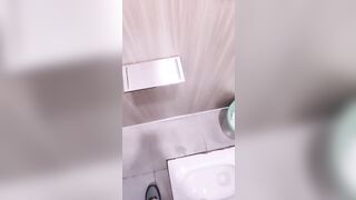 开着车就受不了了躲到公厕里面打飞机