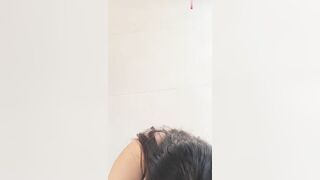 性感厚黑美母裸体台球厅让球友听自己是怎么被操的还拿着大粗台球杆堵住骚逼的精液