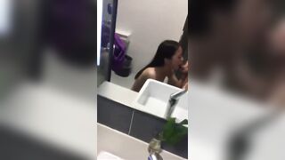 放暑假女朋友家里人都去上班了到她闺房做爱