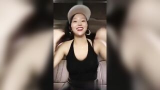 户外车震渣女来袭步行街路边勾引做轮胎生意的小伙玩车震