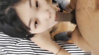 恩爱情侣在一块玩女友边吃鸡边拍