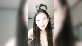 小野师妹绝世女神回来了牛仔裤大黑牛自慰喷水