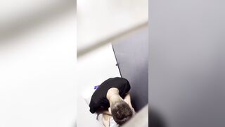 公厕偷拍被发现