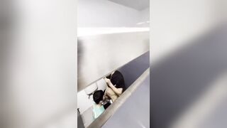 公厕偷拍被发现