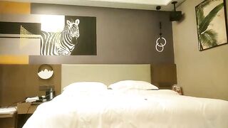 新片速遞侯小白酒店偷拍佳作漂亮25岁小白领