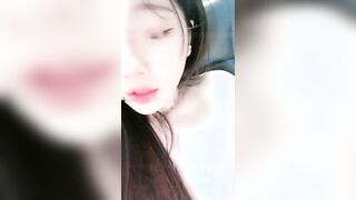 吊带黑丝甜美小姐姐淫声荡语撩骚互动近拍掰穴道具自慰